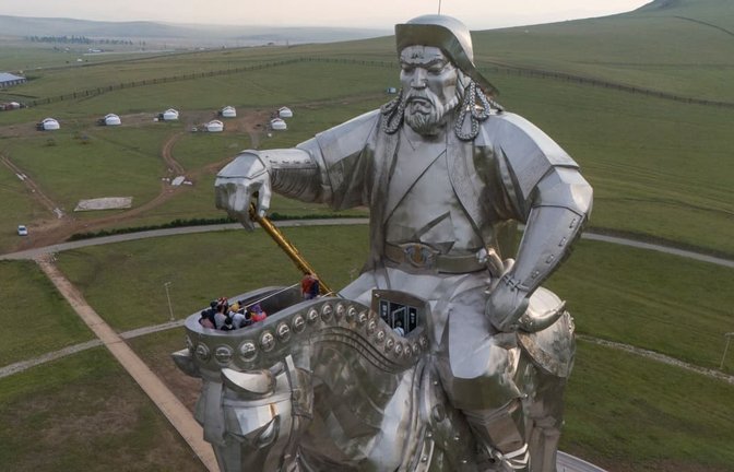 Überlebensgroß: Touristen klettern am Stadtrand von Ulaanbaatar auf die 40 Meter hohe Edelstahlstatue von Dschingis Khan. In der Mongolai ist er ein Nationalheld. Die Ausstellung im Berliner Museum für Vor- und Frühgeschichte sieht das differenzierter.<span class='image-autor'>Ng Han Guan/AP/dpa</span>