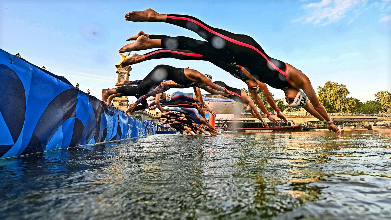 Sportlerinnen als Vorhut: später sollen auch die Pariserinnen und Pariser  in der Seine baden.Foto: //Martin Bureau