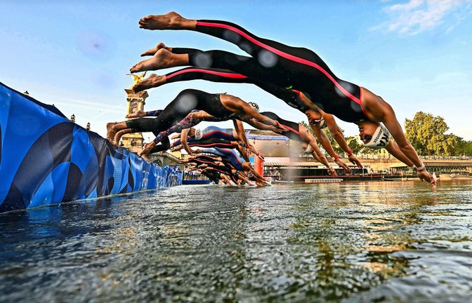 Sportlerinnen als Vorhut: später sollen auch die Pariserinnen und Pariser  in der Seine baden.<span class='image-autor'>Foto: //Martin Bureau</span>