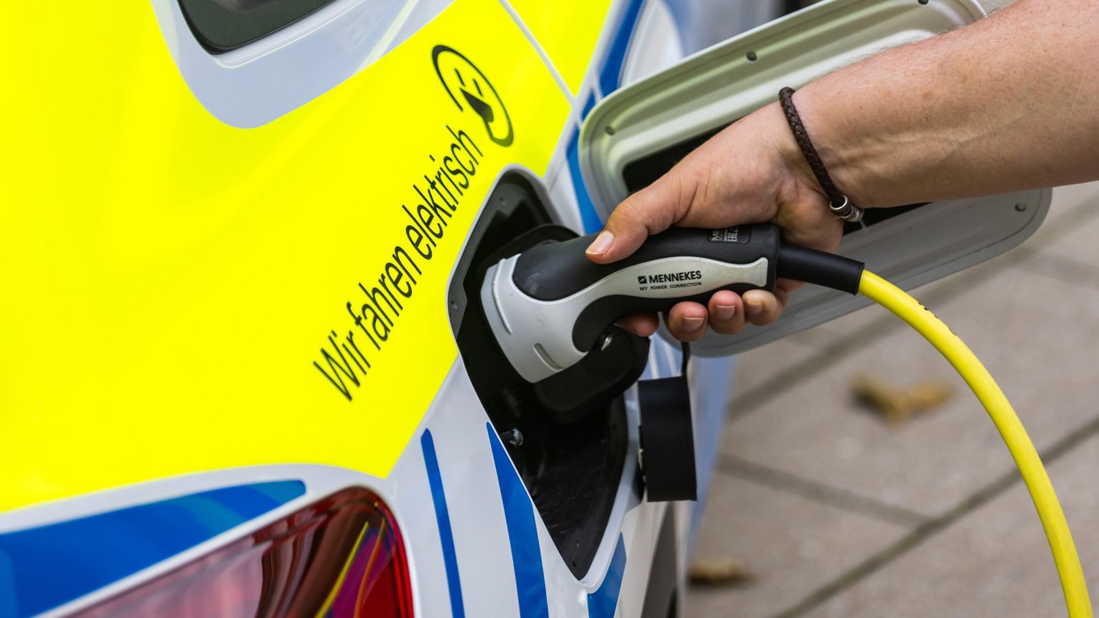 Wer elektrisch fahren möchte, muss erst einmal laden.Foto: dpa/Philipp von Ditfurth Wer elektrisch fahren möchte, muss erst einmal laden.Foto: dpa/Philipp von Ditfurth