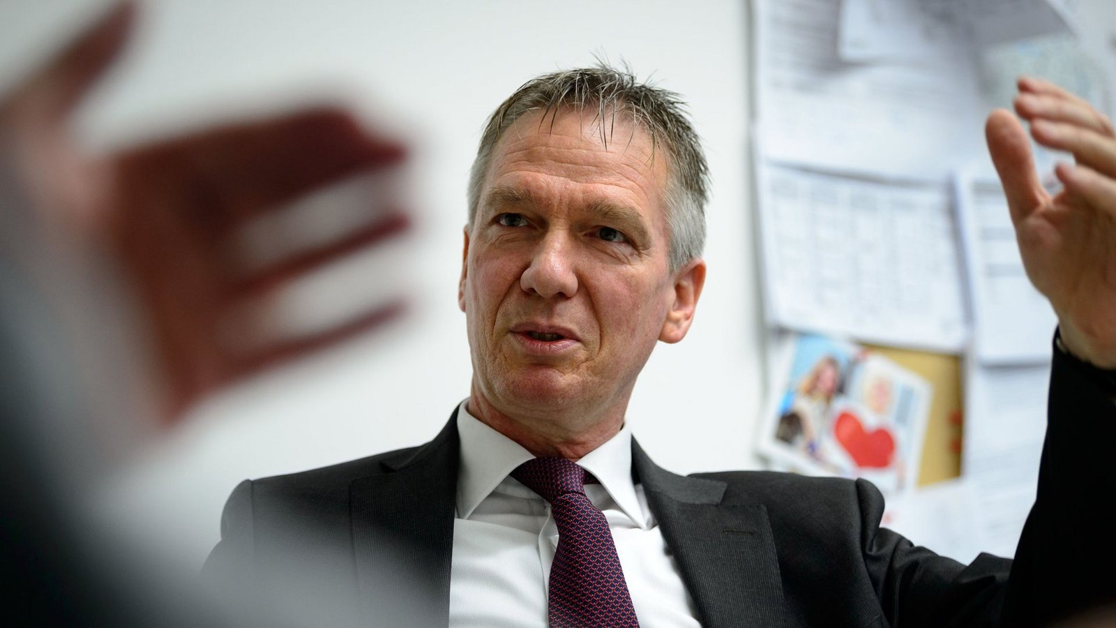 Der frühere Landeskriminaldirektor Klaus Ziwey sagte am Montag im Untersuchungsausschuss aus.Foto: dpa/Sina Schuldt