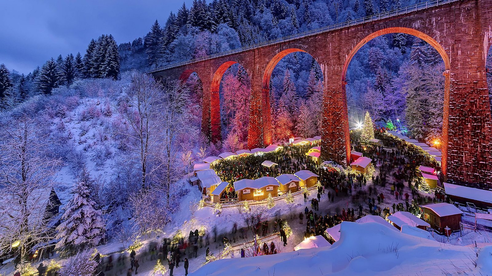 Der Weihnachtsmarkt in der Ravennaschlucht unter den beleuchteten Viaduktbögen der Höllentalbahn ist so beliebt, dass es bereits sechs Wochen vor dem Start keine Tickets mehr gibt.Foto: imago/Arnulf Hettrich Der Weihnachtsmarkt in der Ravennaschlucht unter den beleuchteten Viaduktbögen der Höllentalbahn ist so beliebt, dass es bereits sechs Wochen vor dem Start keine Tickets mehr gibt.Foto: imago/Arnulf Hettrich