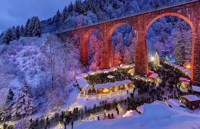 Der Weihnachtsmarkt in der Ravennaschlucht unter den beleuchteten Viaduktbögen der Höllentalbahn ist so beliebt, dass es bereits sechs Wochen vor dem Start keine Tickets mehr gibt.<span class='image-autor'>Foto: imago/Arnulf Hettrich</span>