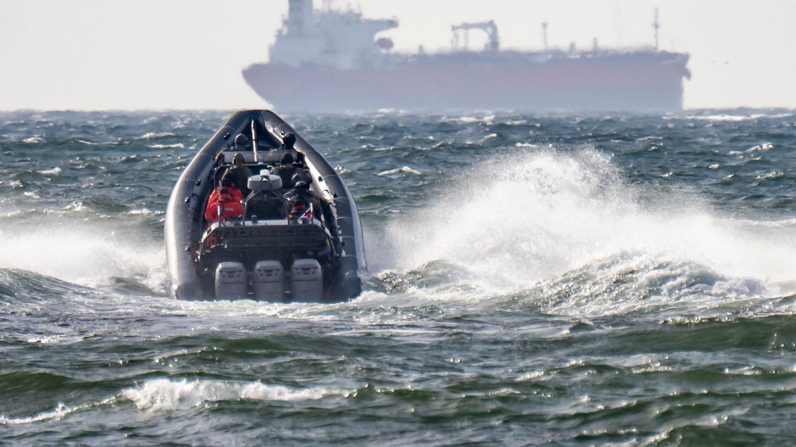 Russland versucht mit Hilfe einer sogenannten Schattenflotte, Beschränkungen für seine Ölexporte zu umgehen - die EU will das nun weiter erschweren. (Archivbild)Foto: Johan Nilsson/TT News Agency via AP/dpa