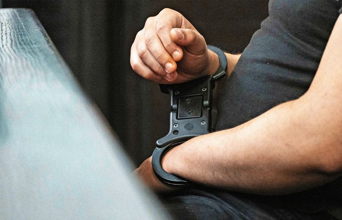 Einer der jungen Männer wird aus der Untersuchungshaft vorgeführt.<span class='image-autor'>Foto: Marijan Murat/dpa</span>