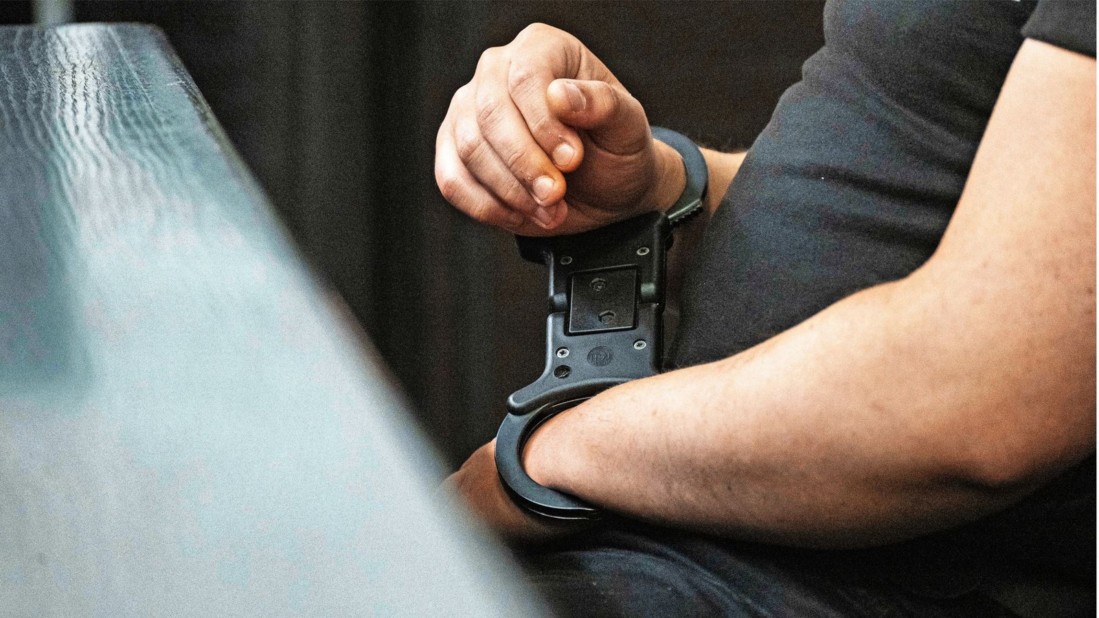 Einer der jungen Männer wird aus der Untersuchungshaft vorgeführt.Foto: Marijan Murat/dpa