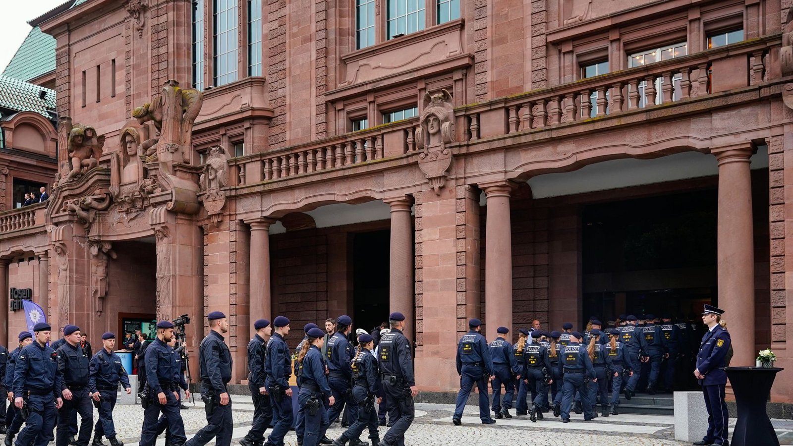 Polizisten gehen nach einem Trauermarsch für den bei einer Messerattacke tödlich verletzten Polizisten Rouven Laur in das Congress Center Rosengarten.Foto: dpa/Uwe Anspach Polizisten gehen nach einem Trauermarsch für den bei einer Messerattacke tödlich verletzten Polizisten Rouven Laur in das Congress Center Rosengarten.Foto: dpa/Uwe Anspach