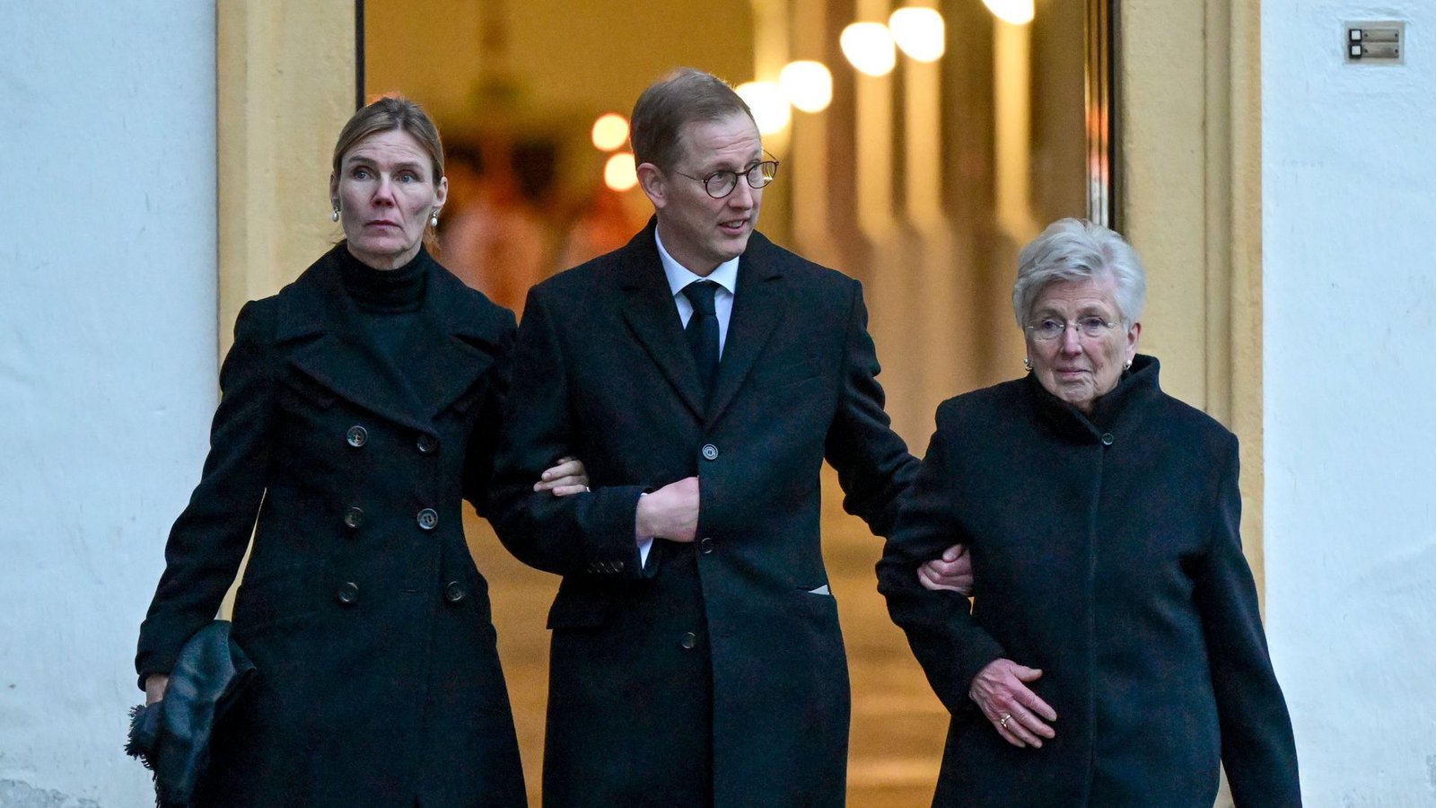 Für Bernhard Markgraf von Baden, sein Frau Prinzessin Stephanie und seine Mutter, Markgräfin Valerie war es ein schwerer Gang.Foto: dpa/Bernd Weißbrod Für Bernhard Markgraf von Baden, sein Frau Prinzessin Stephanie und seine Mutter, Markgräfin Valerie war es ein schwerer Gang.Foto: dpa/Bernd Weißbrod
