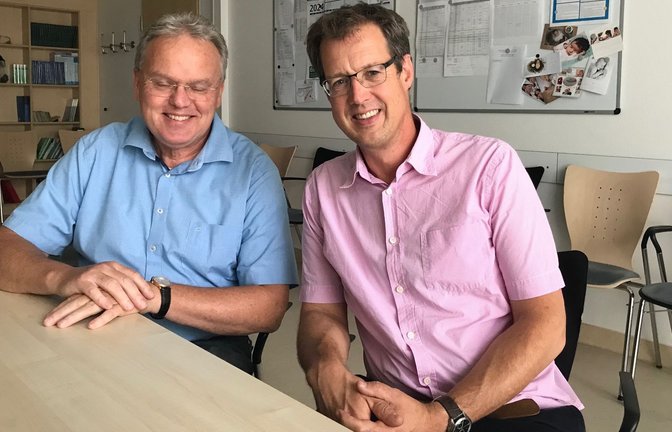 Am Horn ist Prof. Peter Ruef (links) für das Kinderärzteorchester im Einsatz. Ruefs Kollege Dr. Hans Stechele spielt dagegen Fagott.<span class='image-autor'>Foto: Privat</span>