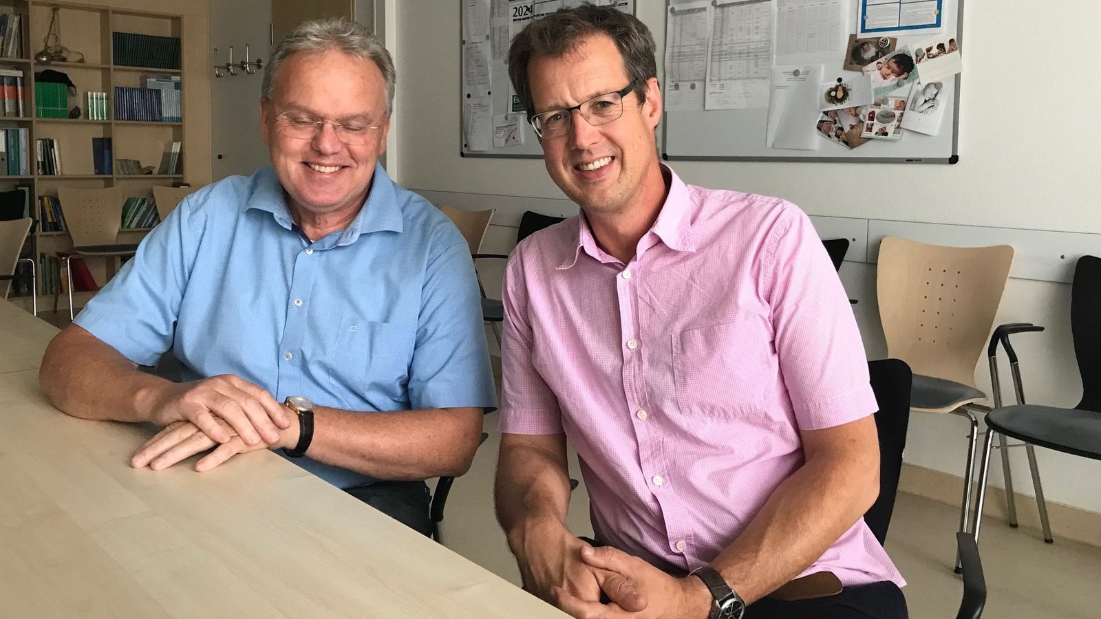 Am Horn ist Prof. Peter Ruef (links) für das Kinderärzteorchester im Einsatz. Ruefs Kollege Dr. Hans Stechele spielt dagegen Fagott.Foto: Privat