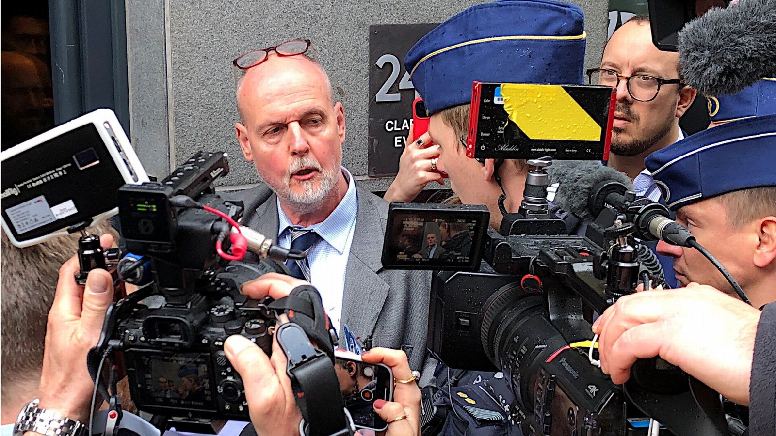 Ein Polizist erklärt einem der Veranstalter des national-konservativen Treffens in Brüssel, dass die Veranstaltung aufgelöst werden müsse.Foto: Krohn/Krohn Ein Polizist erklärt einem der Veranstalter des national-konservativen Treffens in Brüssel, dass die Veranstaltung aufgelöst werden müsse.Foto: Krohn/Krohn
