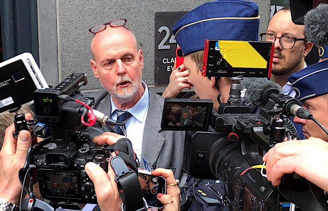 Ein Polizist erklärt einem der Veranstalter des national-konservativen Treffens in Brüssel, dass die Veranstaltung aufgelöst werden müsse.<span class='image-autor'>Foto: Krohn/Krohn</span>