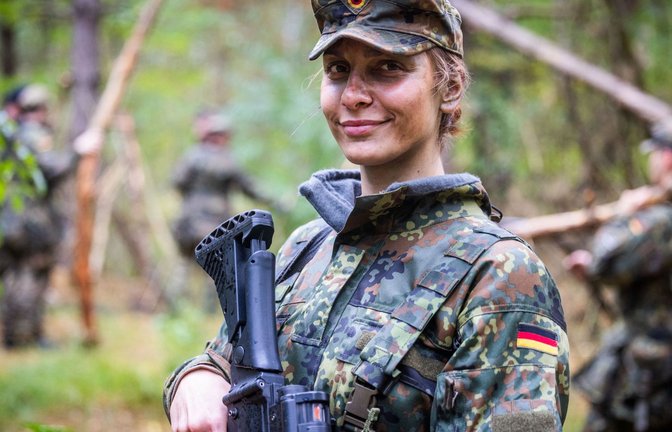 Dienst an der Waffe ist in der Bundeswehr für Frauen schon länger eine Selbstverständlichkeit.<span class='image-autor'>Foto: epd/Detlef Heese</span>