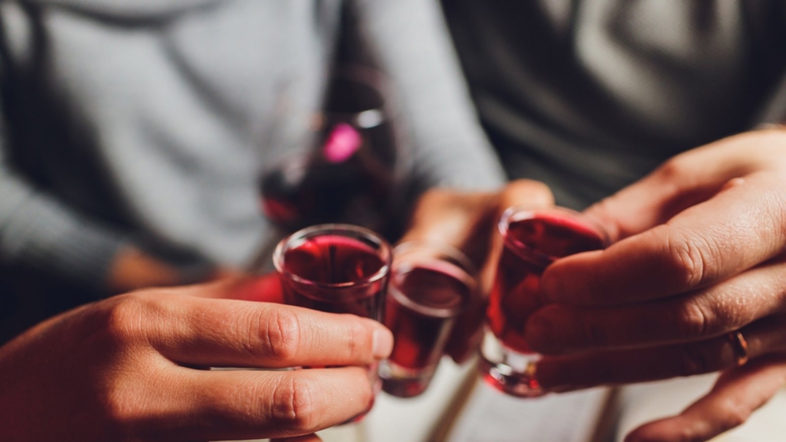Der Titel "APT." des neuen Songs von Rosé und Bruno Mars bezieht sich auf ein Trinkspiel.Foto: Vershinin89/ Shutterstock Der Titel "APT." des neuen Songs von Rosé und Bruno Mars bezieht sich auf ein Trinkspiel.Foto: Vershinin89/ Shutterstock