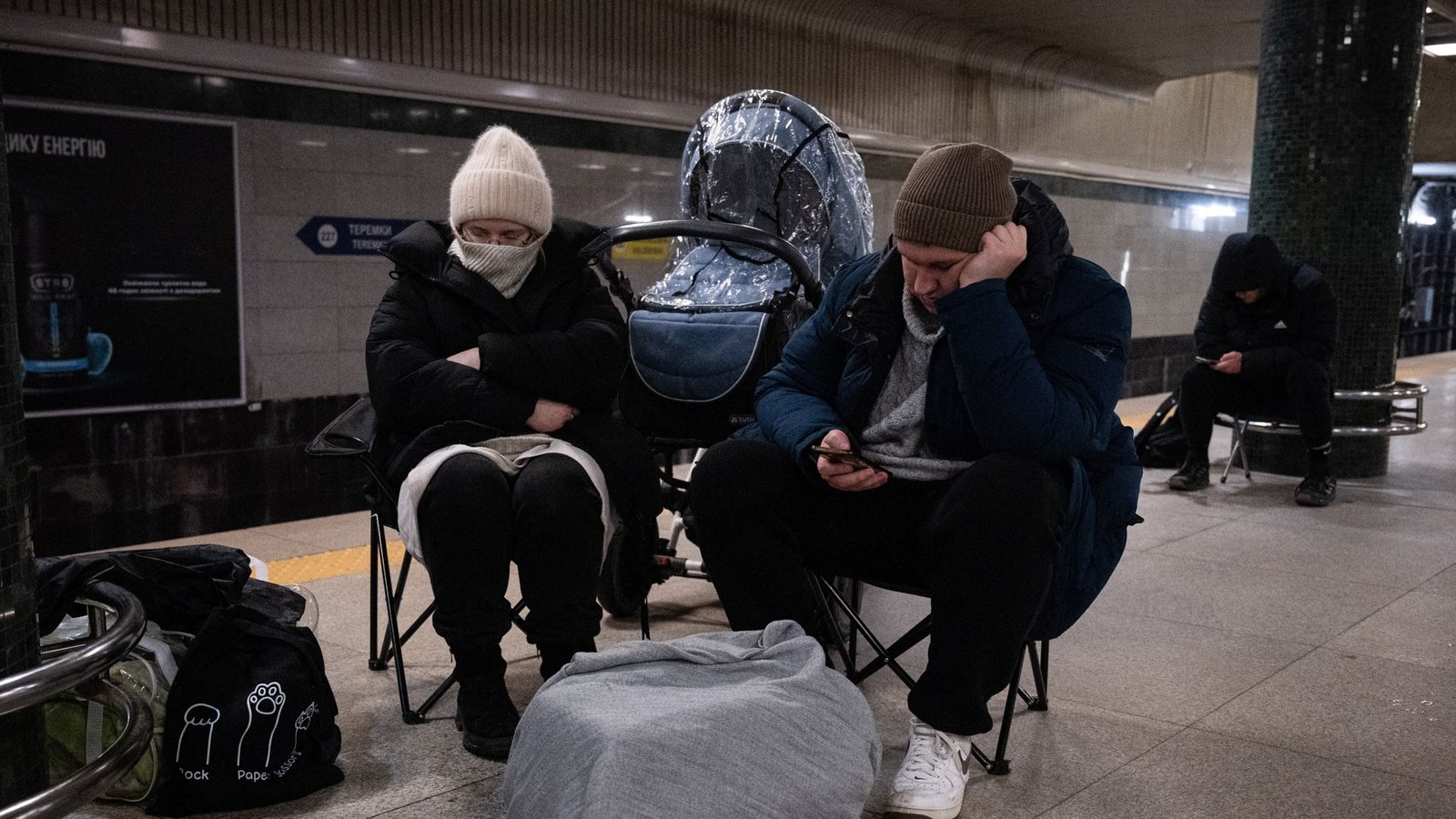 Menschen suchen Schutz in einer U-Bahn-Station während des nächtlichen russischen Raketen- und Drohnenangriffs in Kiew.Foto: Danylo Antoniuk/AP/dpa Menschen suchen Schutz in einer U-Bahn-Station während des nächtlichen russischen Raketen- und Drohnenangriffs in Kiew.Foto: Danylo Antoniuk/AP/dpa