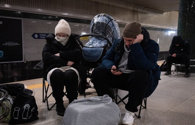 Menschen suchen Schutz in einer U-Bahn-Station während des nächtlichen russischen Raketen- und Drohnenangriffs in Kiew.<span class='image-autor'>Foto: Danylo Antoniuk/AP/dpa</span>