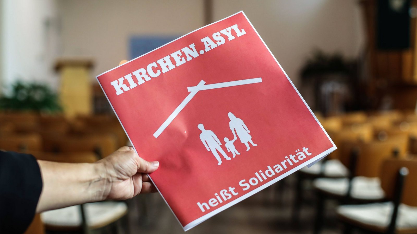 Broschüre zum KirchenasylFoto: imago/epd Broschüre zum KirchenasylFoto: imago/epd