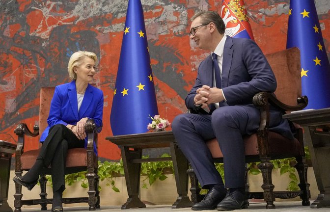 Serbiens Präsident Aleksandar Vucic wird von EU-Kommissionspräsidentin ermahnt, die Beziehungen seines Landes zum Kosovo zu normalisieren.<span class='image-autor'>Foto: dpa/Darko Vojinovic</span>