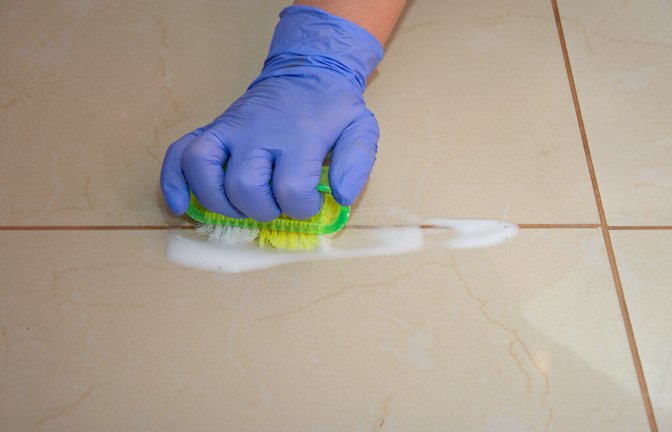Eine herkömmliche Bürste erfordert sehr viel Kraftaufwand.<span class='image-autor'>Foto: Jakub Ustrzycki / shutterstock.com</span>