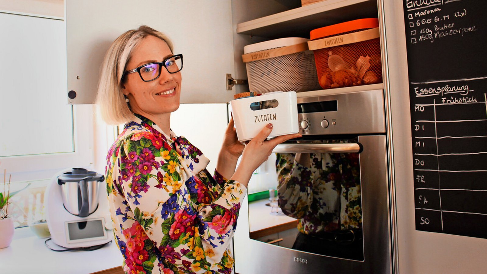 Melanie Reichold erstellt für ihre Kunden ein Konzept, wie sie zu neuer Ordnung finden können – und hilft dann beim Ausmisten, Umräumen und Einsortieren. Melanie Reichold erstellt für ihre Kunden ein Konzept, wie sie zu neuer Ordnung finden können – und hilft dann beim Ausmisten, Umräumen und Einsortieren.Foto: Caroline Holowiecki Melanie Reichold erstellt für ihre Kunden ein Konzept, wie sie zu neuer Ordnung finden können – und hilft dann beim Ausmisten, Umräumen und Einsortieren. Melanie Reichold erstellt für ihre Kunden ein Konzept, wie sie zu neuer Ordnung finden können – und hilft dann beim Ausmisten, Umräumen und Einsortieren.Foto: Caroline Holowiecki