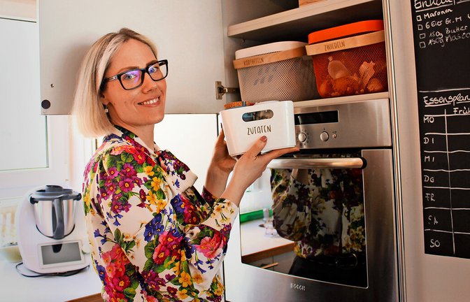 Melanie Reichold erstellt für ihre Kunden ein Konzept, wie sie zu neuer Ordnung finden können – und hilft dann beim Ausmisten, Umräumen und Einsortieren. Melanie Reichold erstellt für ihre Kunden ein Konzept, wie sie zu neuer Ordnung finden können – und hilft dann beim Ausmisten, Umräumen und Einsortieren.<span class='image-autor'>Foto: Caroline Holowiecki</span>
