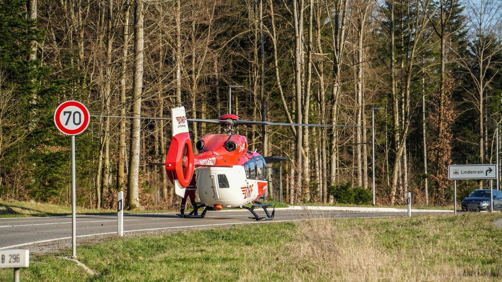 Der Fahrer des Mercedes musste mit dem Rettungshubschrauber in die Klinik gebracht werden.Foto: SDMG/Dettenmeyer Der Fahrer des Mercedes musste mit dem Rettungshubschrauber in die Klinik gebracht werden.Foto: SDMG/Dettenmeyer
