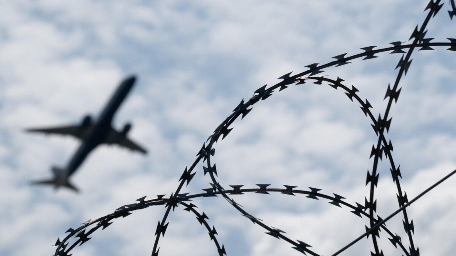 Im vergangenen Jahr gab es schon einen Abschiebeflug nach Afghanistan.Im vergangenen Jahr gab es schon einen Abschiebeflug nach Afghanistan.Foto: Sebastian Gollnow/dpa Im vergangenen Jahr gab es schon einen Abschiebeflug nach Afghanistan.Im vergangenen Jahr gab es schon einen Abschiebeflug nach Afghanistan.Foto: Sebastian Gollnow/dpa