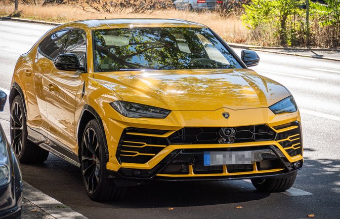 Über Autofarben wie bei diesem Lamborghini Urus lässt sich bekanntlich streiten – viel Power hat der Wagen aber allemal.<span class='image-autor'>Foto: imago images/Stefan Zeitz</span>