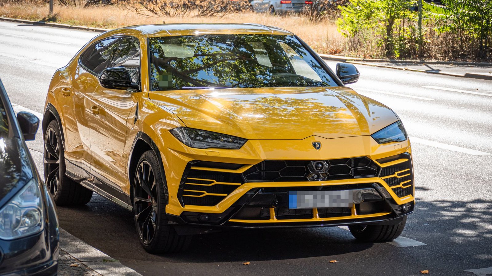Über Autofarben wie bei diesem Lamborghini Urus lässt sich bekanntlich streiten – viel Power hat der Wagen aber allemal.Foto: imago images/Stefan Zeitz