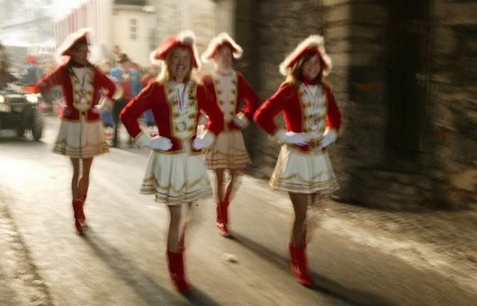Funkenmariechen unterwegs bei einem Umzug (Symbolbild).<span class='image-autor'>Foto: imago images/Shotshop/Alexandra Buss via www.imago-images.de</span>