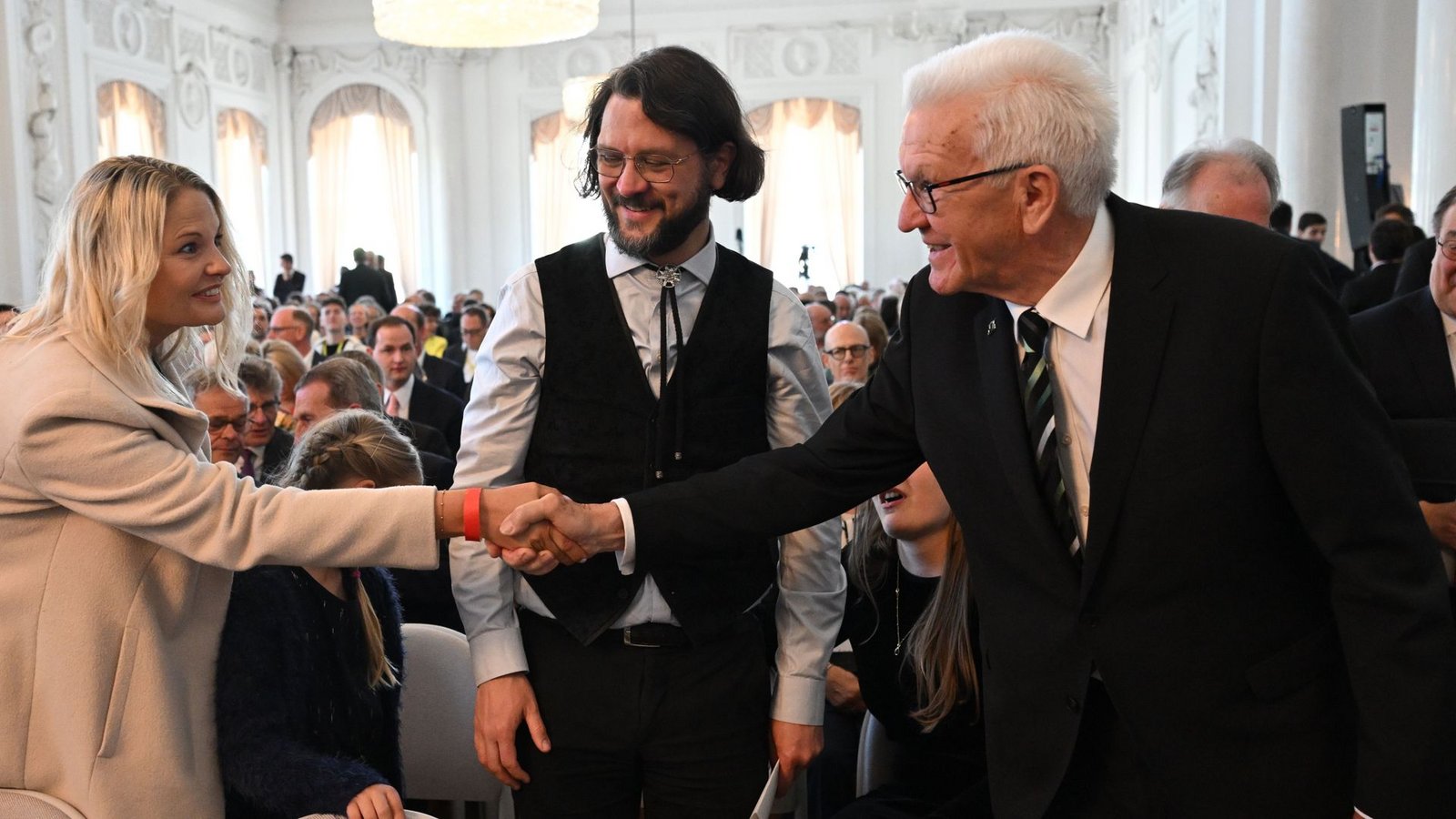 Mehr Zeit für die Familie: Kretschmann mit Sohn Johannes (Mitte).Foto: Marijan Murat/dpa Mehr Zeit für die Familie: Kretschmann mit Sohn Johannes (Mitte).Foto: Marijan Murat/dpa