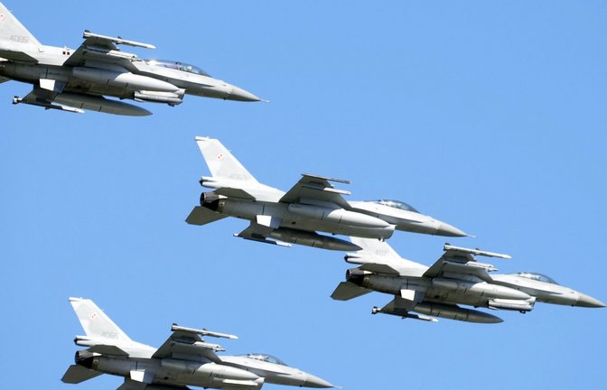 Flugzeuge schossen nach „Verletzungen“ des polnischen Luftraums während eines russischen Angriffs auf die Ukraine auf „feindliche Objekte“ (Symbolbild).<span class='image-autor'>Foto: Czarek Sokolowski/AP/dpa/Czarek Sokolowski</span>