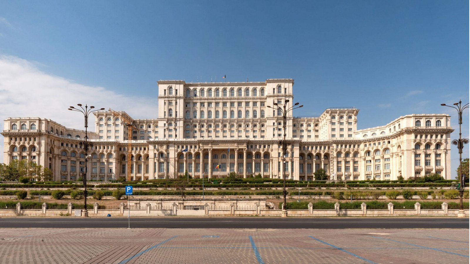 Platz 9: der Parlamentspalast in Bukarest, der einzige europäische Bau im Ranking. Das Gebäude in Rumäniens Hauptstadt  wurde von 1983 bis 1989 nach den Ideen des diktatorisch regierenden Präsidenten Nicolae Ceaușescu errichtet.  Unter der Leitung der damals noch jungen Architektin Anca Petrescu wurden Tausende von Menschen umgesiedelt und ein Großteil der Altstadt abgerissen. Die Kosten: geschätzte 3,6 Milliarden Euro.Foto: IMAGO/SOPA Images/IMAGO/John Wreford / SOPA Images