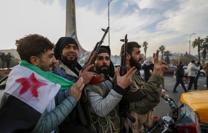 Syrische Oppositionskämpfer feiern nach dem Sturz Assads. Die G7-Ländern wollen sich nun zur Lage im Land beraten.<span class='image-autor'>Foto: dpa/Omar Sanadiki</span>