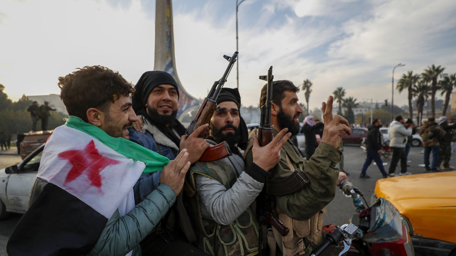 Syrische Oppositionskämpfer feiern nach dem Sturz Assads. Die G7-Ländern wollen sich nun zur Lage im Land beraten.Foto: dpa/Omar Sanadiki Syrische Oppositionskämpfer feiern nach dem Sturz Assads. Die G7-Ländern wollen sich nun zur Lage im Land beraten.Foto: dpa/Omar Sanadiki