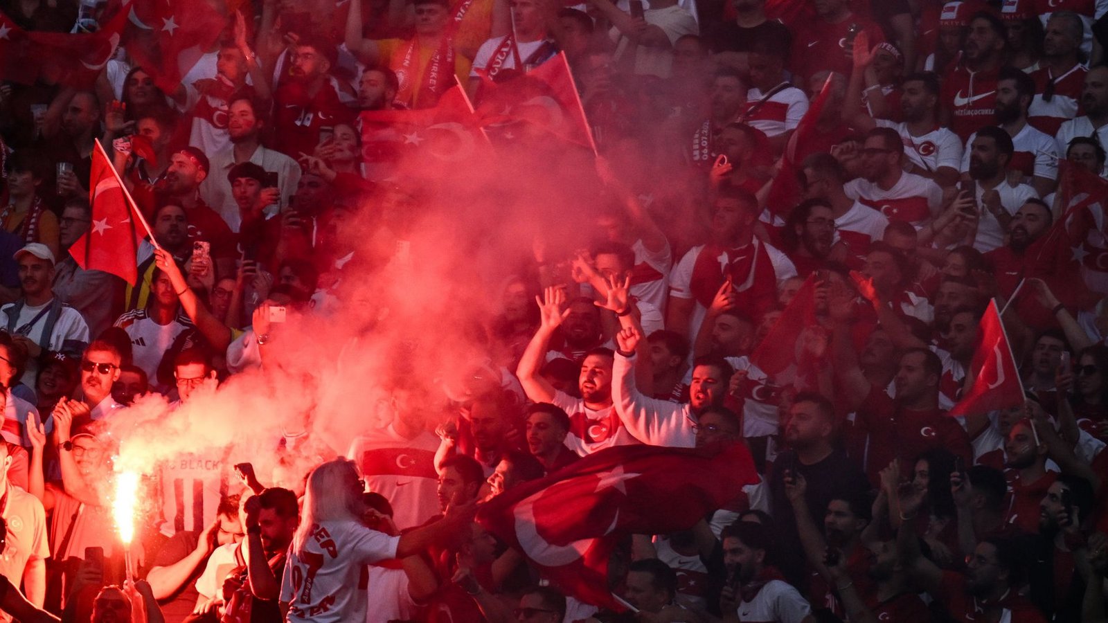 Politisch aufgeladen: das Spiel der Türkei gegen die Niederlande am SonntagFoto: dpa/Sebastian Christoph Gollnow Politisch aufgeladen: das Spiel der Türkei gegen die Niederlande am SonntagFoto: dpa/Sebastian Christoph Gollnow