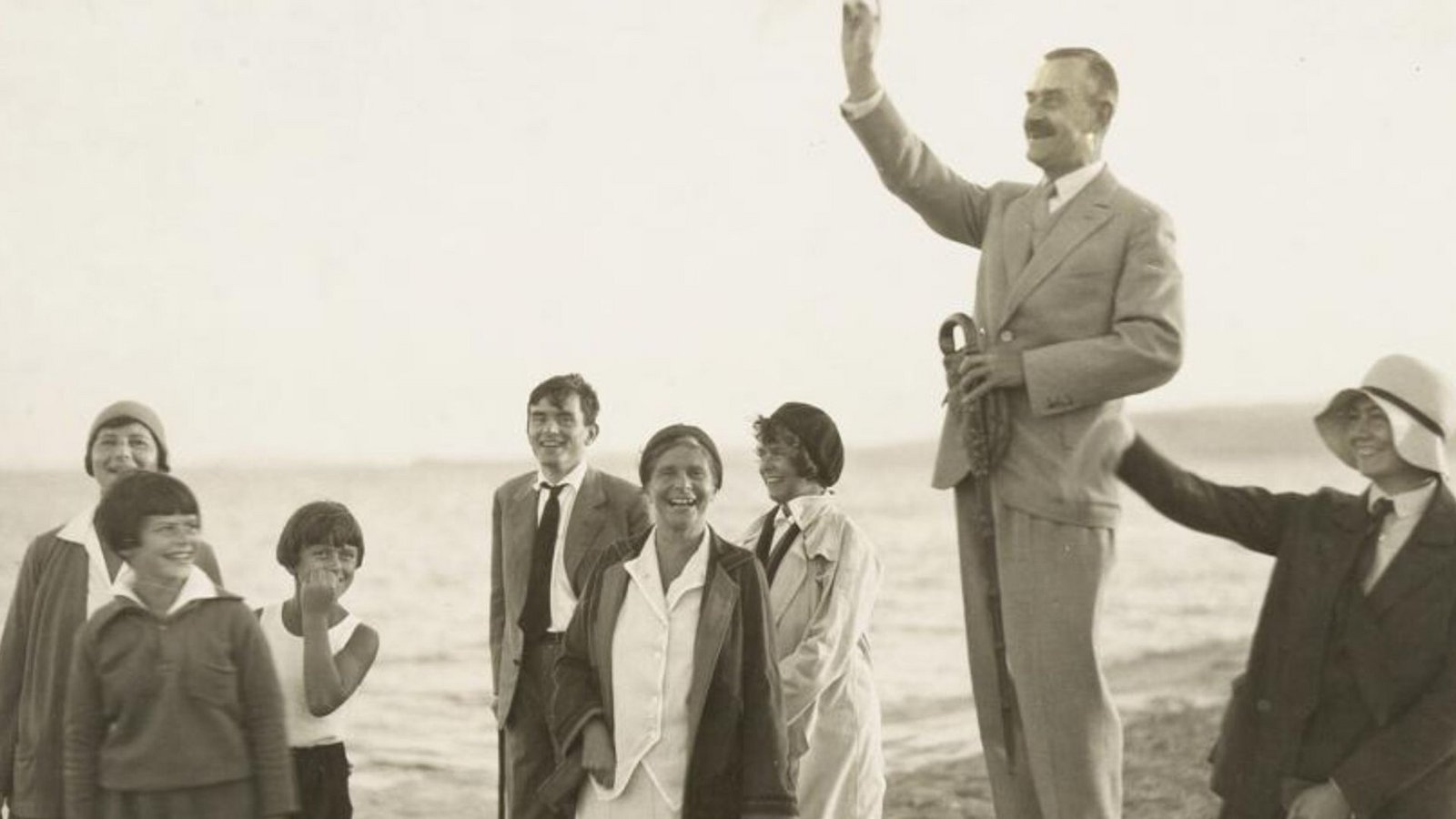 Thomas Mann hält am Strand eine kleine Volksrede – unter den Zuhörern (von links:) Ilse Dernburg, Elisabeth Mann, Michael Mann, Golo Mann, Ehefrau Katia Mann, Monika Mann, sowie rechts von ihm eine UnbekannteFoto: dpa/ETH-Bibliothek Zürich, Thomas-Mann-Archiv Thomas Mann hält am Strand eine kleine Volksrede – unter den Zuhörern (von links:) Ilse Dernburg, Elisabeth Mann, Michael Mann, Golo Mann, Ehefrau Katia Mann, Monika Mann, sowie rechts von ihm eine UnbekannteFoto: dpa/ETH-Bibliothek Zürich, Thomas-Mann-Archiv