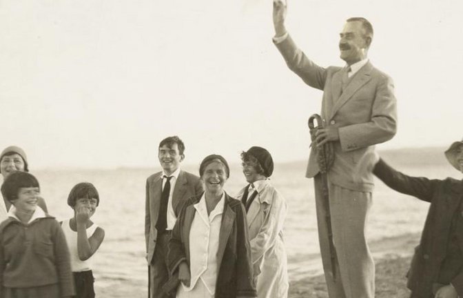 Thomas Mann hält am Strand eine kleine Volksrede – unter den Zuhörern (von links:) Ilse Dernburg, Elisabeth Mann, Michael Mann, Golo Mann, Ehefrau Katia Mann, Monika Mann, sowie rechts von ihm eine Unbekannte<span class='image-autor'>Foto: dpa/ETH-Bibliothek Zürich, Thomas-Mann-Archiv</span>