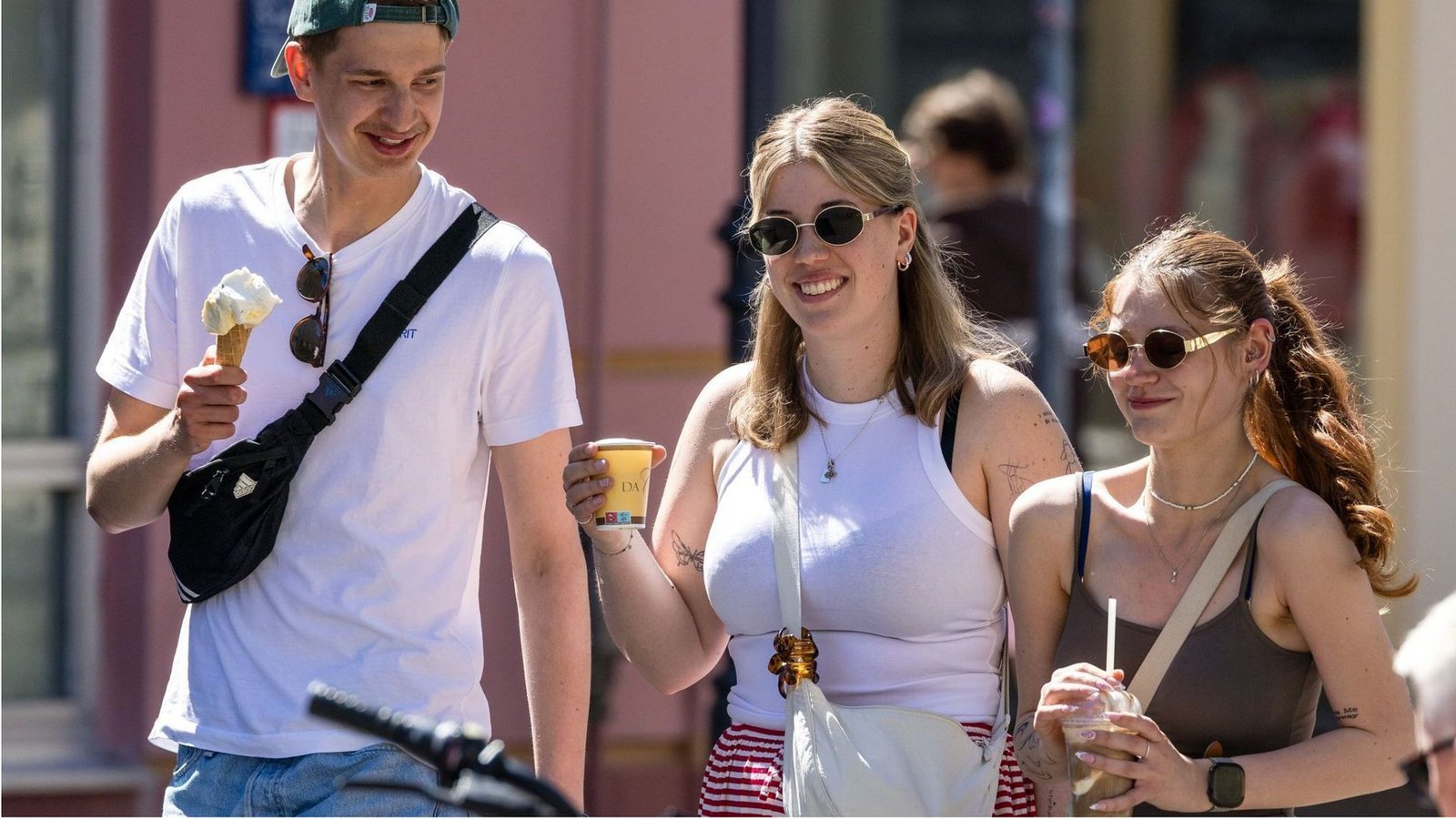 Sommer, Sonne, Eis in der Hand. Das Leben könnte so schön sein ohne Zukunftsängste.Foto: Frank Hammerschmidt/dpa Sommer, Sonne, Eis in der Hand. Das Leben könnte so schön sein ohne Zukunftsängste.Foto: Frank Hammerschmidt/dpa