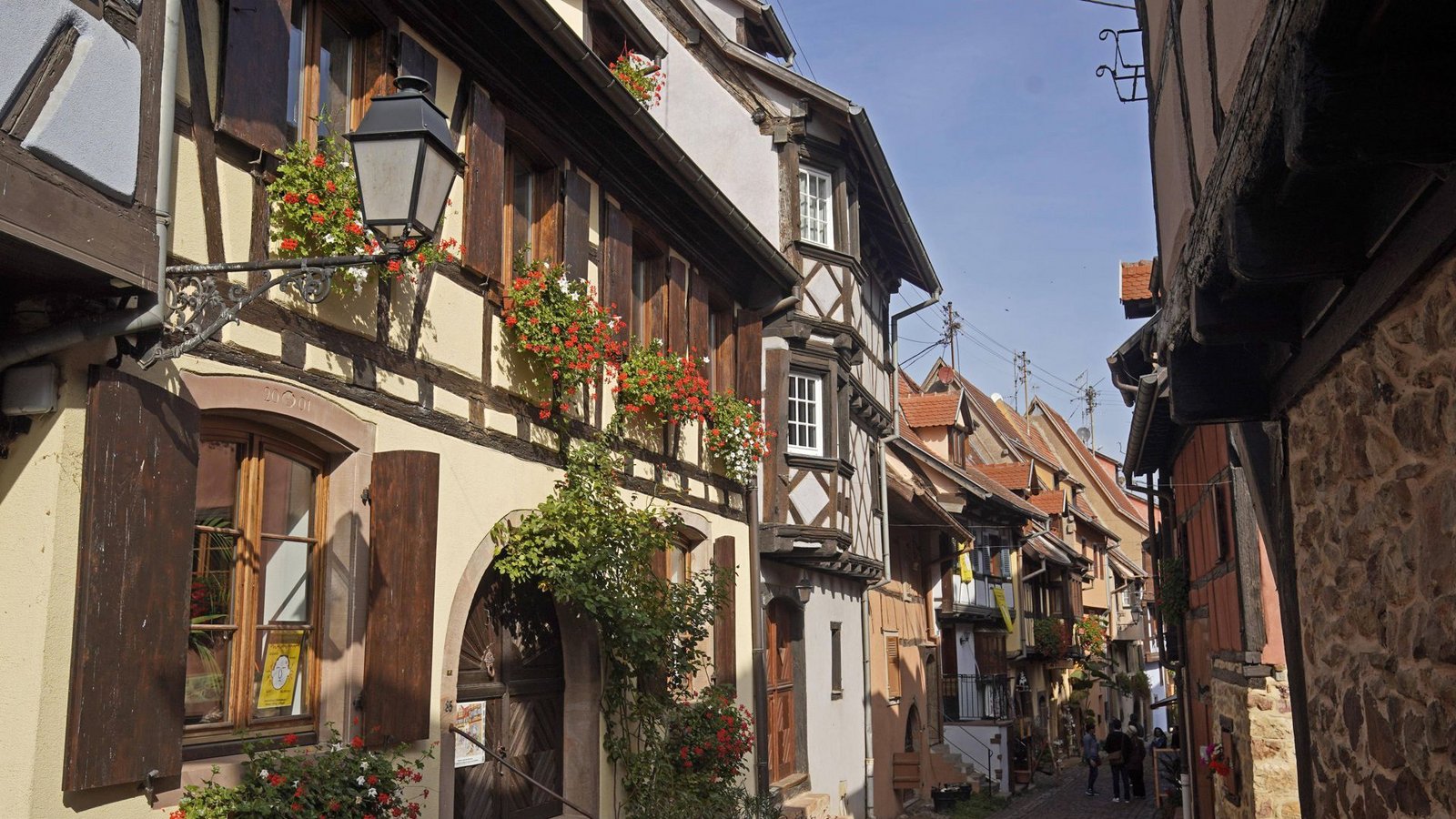 Dass Eguisheim mehrmals zum schönsten Dorf Frankreichs gekürt wurde, dürfte niemanden überraschen. Die bunten Fachwerkhäuschen sind auch einfach zu schön. Wer hier herkommt, sollte ein Gläschen in Ehren nicht verwehren – Eguisheim ist eine Hochburg des elsässischen Weins. Im September feiern die Eguisheimer die Ankunft des „Vin Nouveau“ mit einem großen Weinfest.Foto: IMAGO/imagebroker/IMAGO/imageBROKER/Ronald Wittek Dass Eguisheim mehrmals zum schönsten Dorf Frankreichs gekürt wurde, dürfte niemanden überraschen. Die bunten Fachwerkhäuschen sind auch einfach zu schön. Wer hier herkommt, sollte ein Gläschen in Ehren nicht verwehren – Eguisheim ist eine Hochburg des elsässischen Weins. Im September feiern die Eguisheimer die Ankunft des „Vin Nouveau“ mit einem großen Weinfest.Foto: IMAGO/imagebroker/IMAGO/imageBROKER/Ronald Wittek