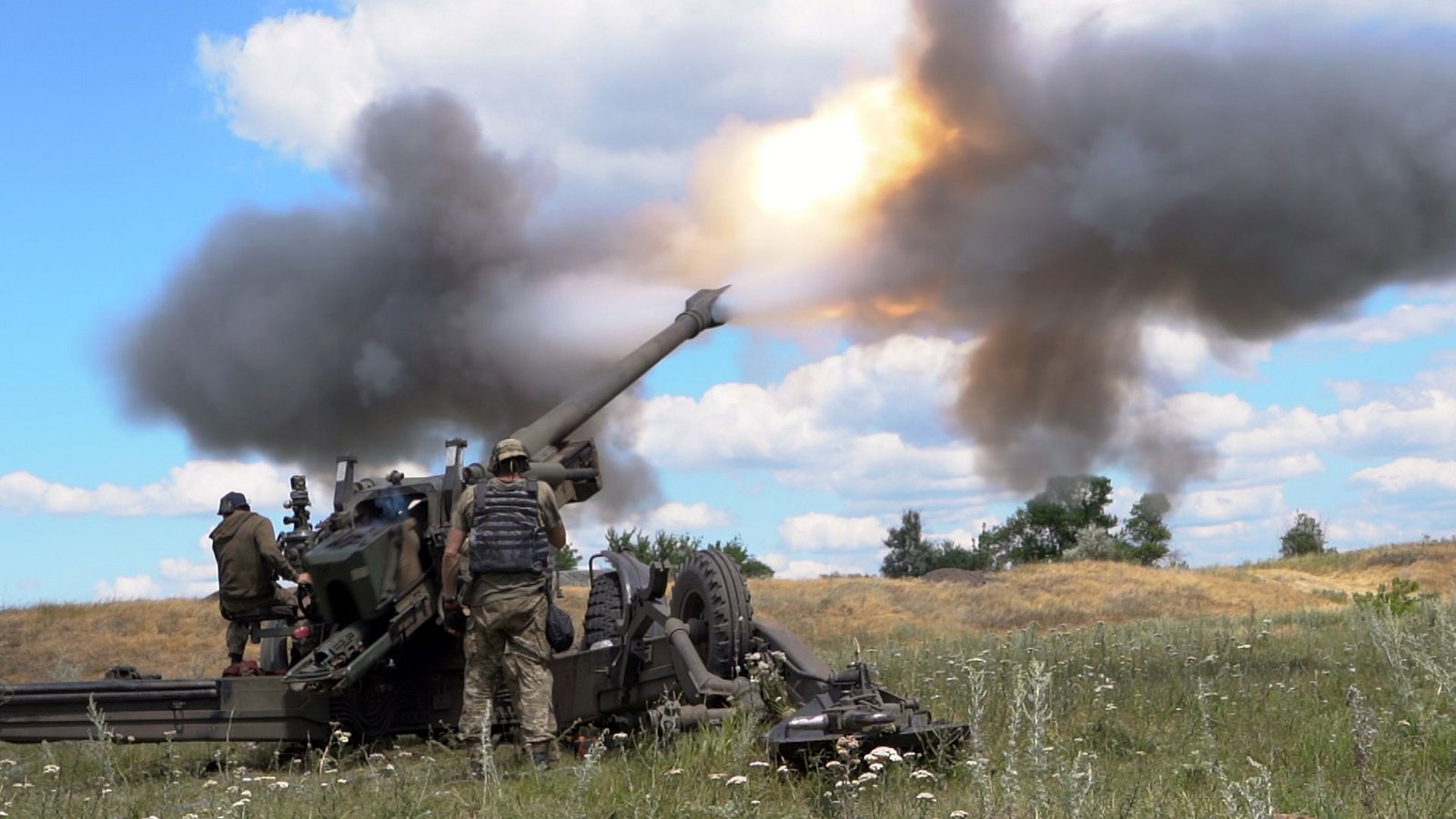 Ukrainische Soldaten beim Abfeuern einer Haubitze: Im Krieg gegen Russland spielt die Artillerie eine entscheidende Rolle.Foto: dpa/-- Ukrainische Soldaten beim Abfeuern einer Haubitze: Im Krieg gegen Russland spielt die Artillerie eine entscheidende Rolle.Foto: dpa/--