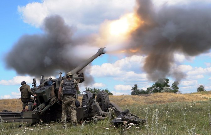 Ukrainische Soldaten beim Abfeuern einer Haubitze: Im Krieg gegen Russland spielt die Artillerie eine entscheidende Rolle.<span class='image-autor'>Foto: dpa/--</span>