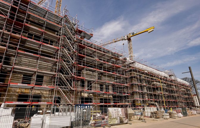 Die hohe Inflation und steigende Zinsen haben zuletzt für Probleme beim Wohnungsbau gesorgt.<span class='image-autor'>Foto: Axel Heimken/dpa/Axel Heimken</span>