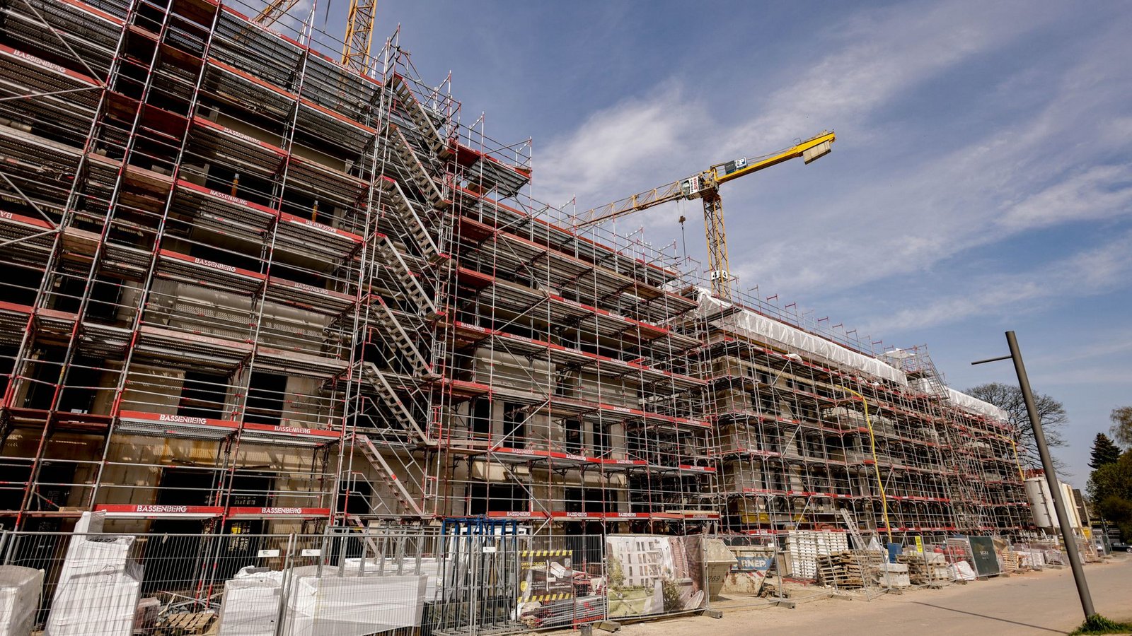Die hohe Inflation und steigende Zinsen haben zuletzt für Probleme beim Wohnungsbau gesorgt.Foto: Axel Heimken/dpa/Axel Heimken Die hohe Inflation und steigende Zinsen haben zuletzt für Probleme beim Wohnungsbau gesorgt.Foto: Axel Heimken/dpa/Axel Heimken