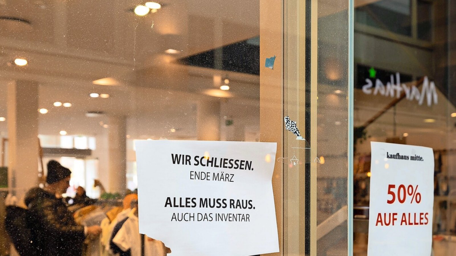 Plakate weisen auf den Ausverkauf im Kaufhaus MitteFoto: Lichtgut/Leif Piechowski