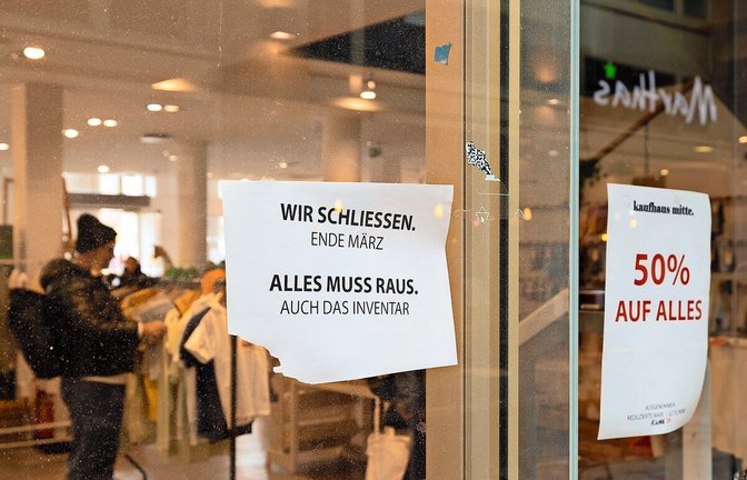 Plakate weisen auf den Ausverkauf im Kaufhaus Mitte<span class='image-autor'>Foto: Lichtgut/Leif Piechowski</span>