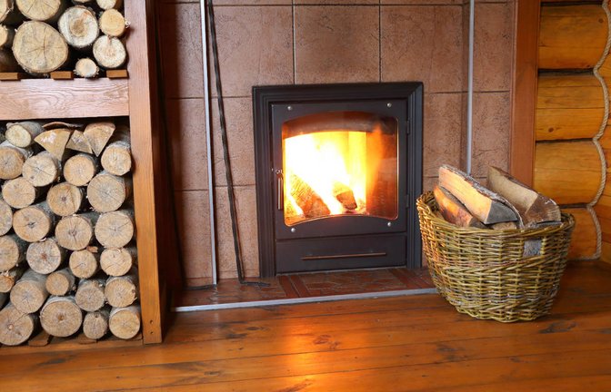 Erfahren Sie, wie Sie mit einem Grundofen effizient und schonend heizen, welche Holzarten geeignet sind und worauf Sie beim Betrieb und der Pflege achten sollten.<span class='image-autor'>Foto: Vubaz / Shutterstock.com</span>