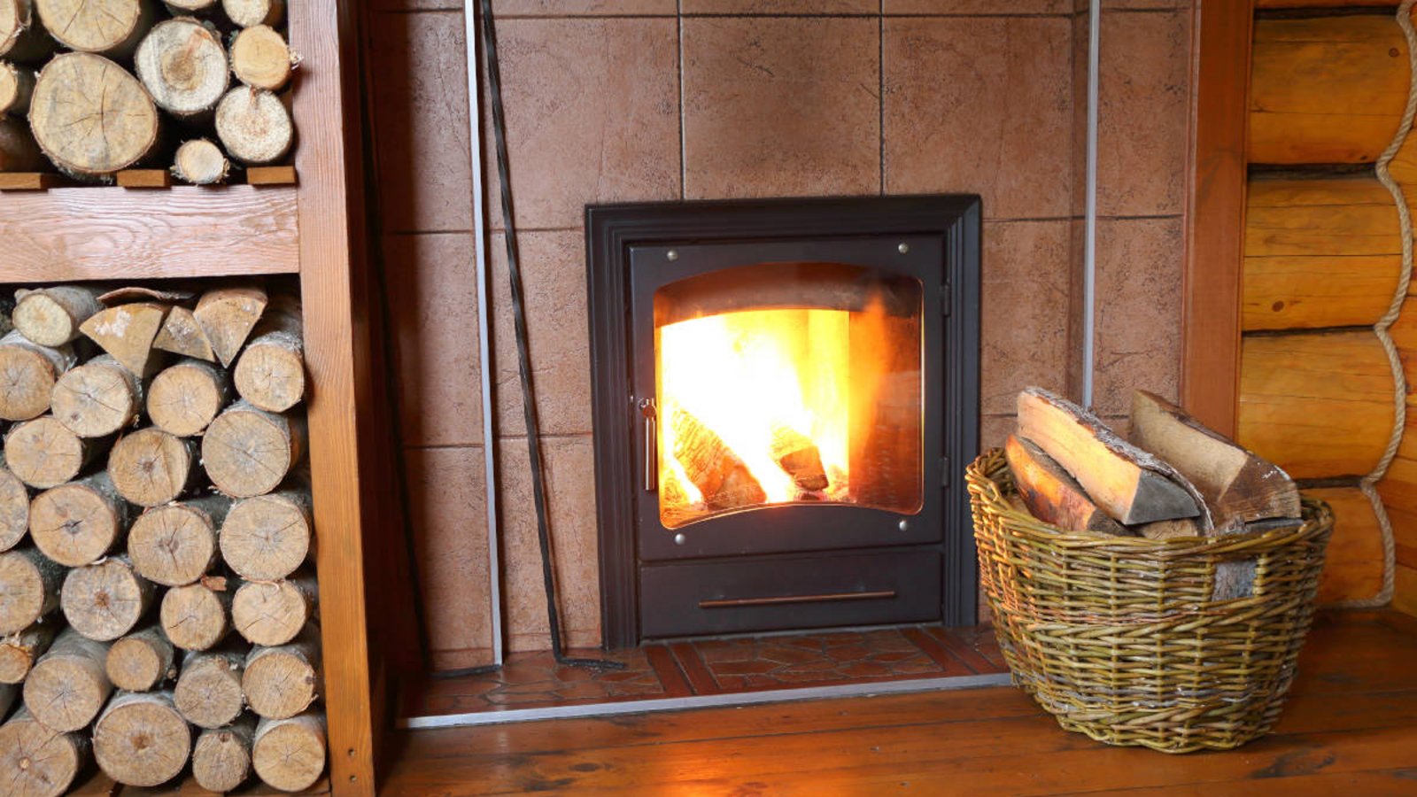 Erfahren Sie, wie Sie mit einem Grundofen effizient und schonend heizen, welche Holzarten geeignet sind und worauf Sie beim Betrieb und der Pflege achten sollten.Foto: Vubaz / Shutterstock.com Erfahren Sie, wie Sie mit einem Grundofen effizient und schonend heizen, welche Holzarten geeignet sind und worauf Sie beim Betrieb und der Pflege achten sollten.Foto: Vubaz / Shutterstock.com