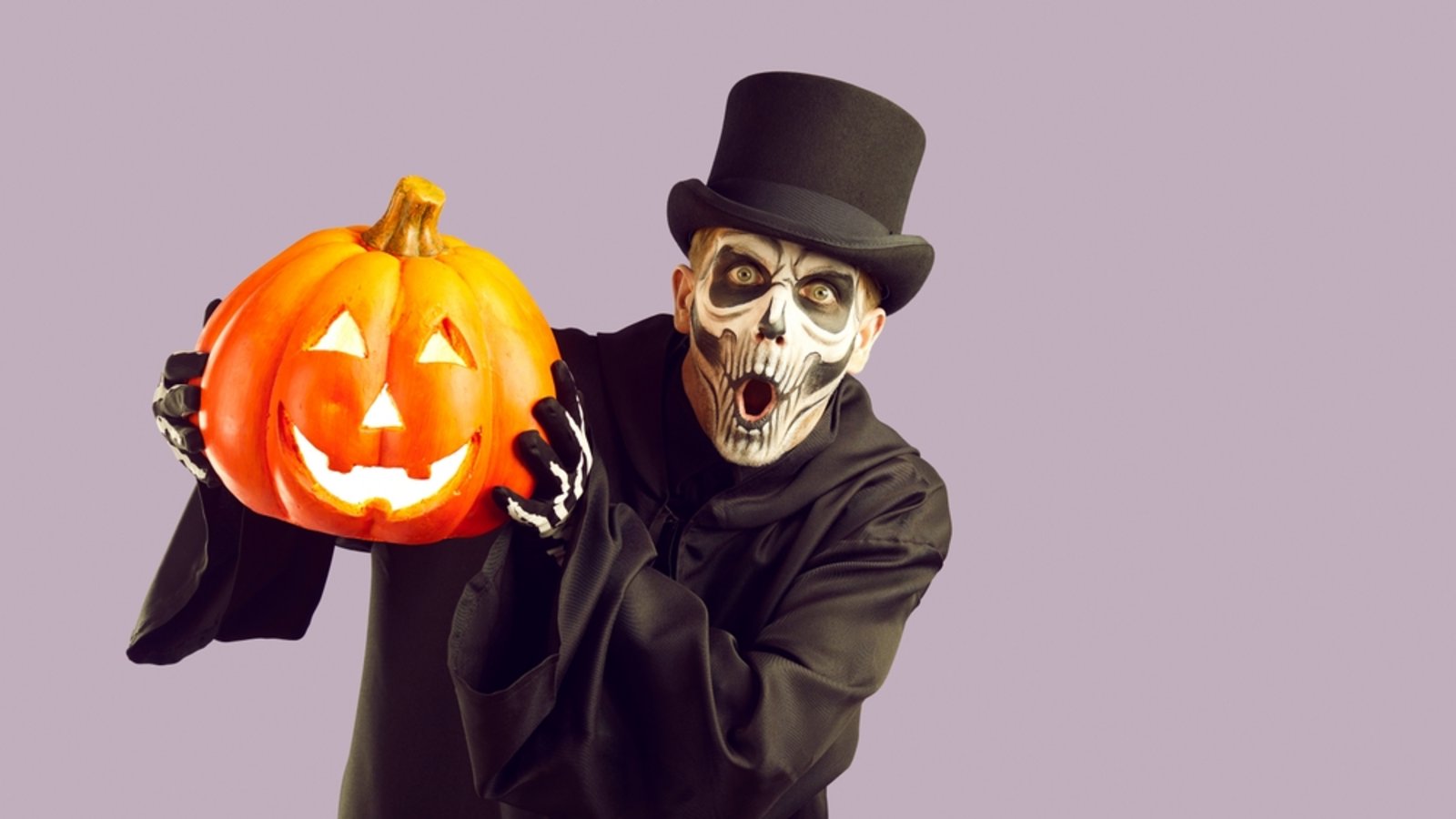 Meist wählt man zu Halloween gruselige Verkleidungen.Foto: Studio Romantic / shutterstock.com Meist wählt man zu Halloween gruselige Verkleidungen.Foto: Studio Romantic / shutterstock.com