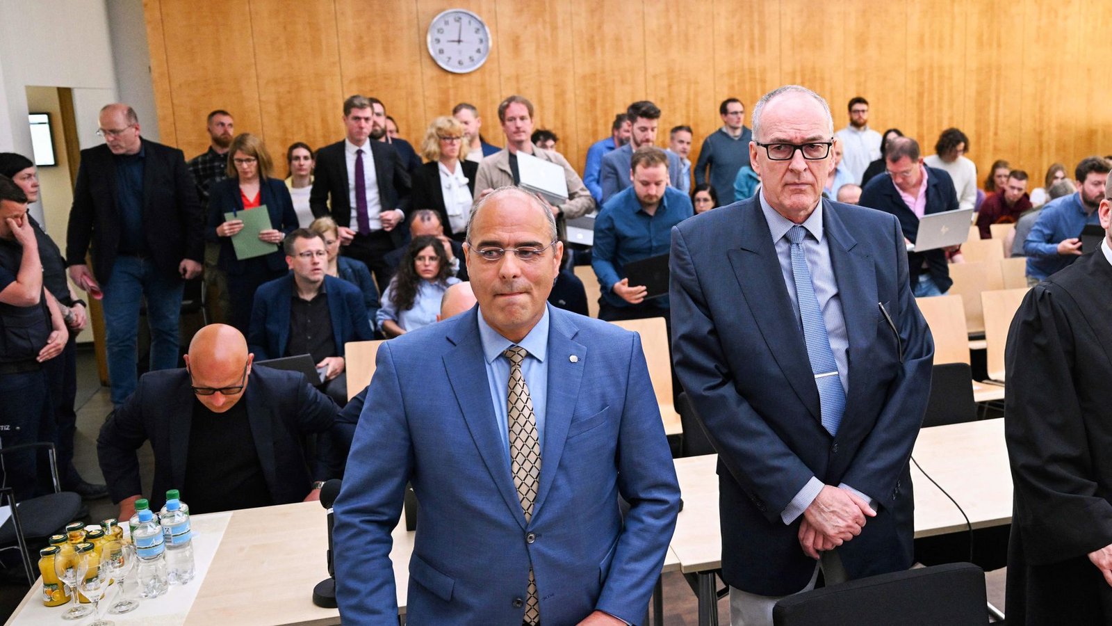 Niederlage: Peter Boehringer (li), stellvertretender Bundessprecher der AfD, und Roman Reusch, Beisitzer im Bundesvorstand der AfD, im Gerichtssaal.Foto: AFP/Ina Fassbender